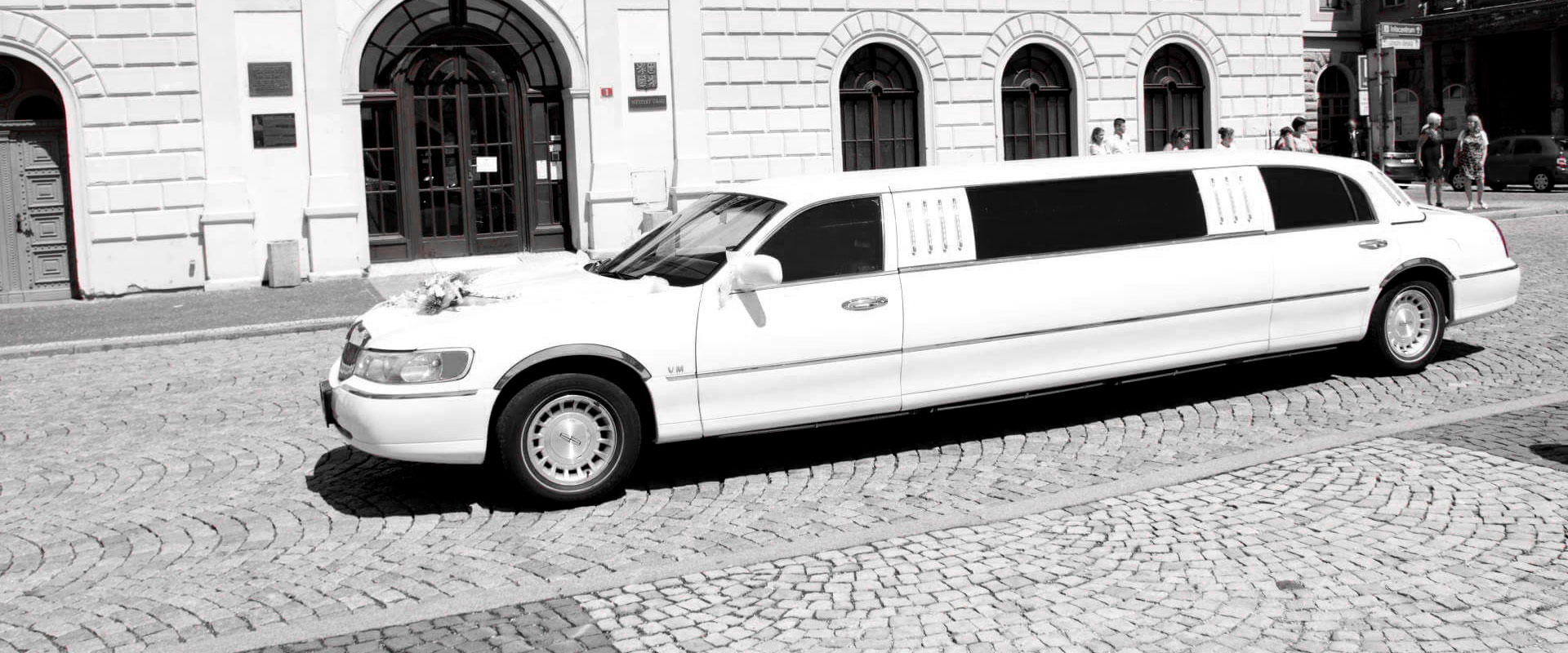 Bíla limuzína vhodná na svatební obřady